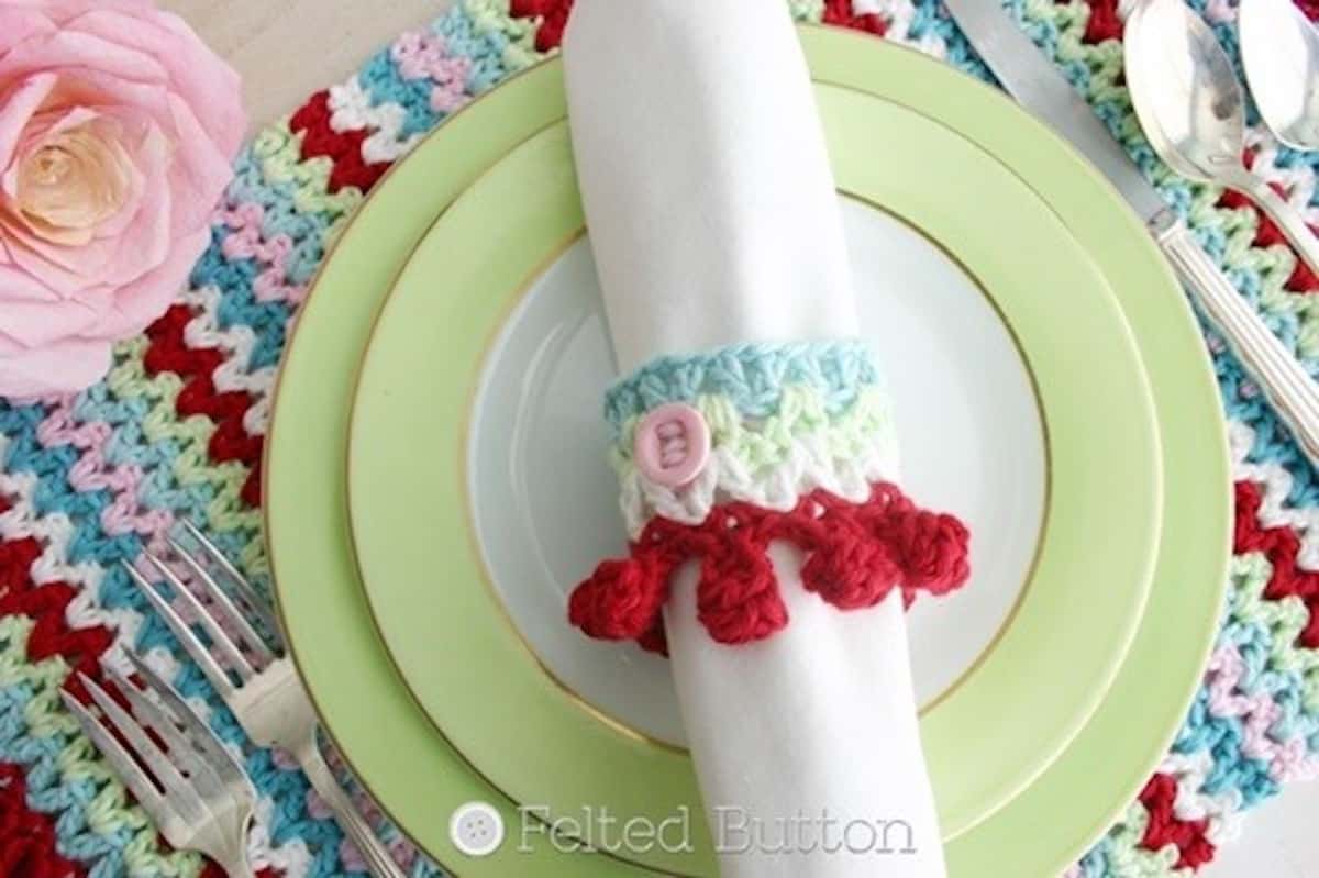 crochet napkin ring on green plate and crochet place mat