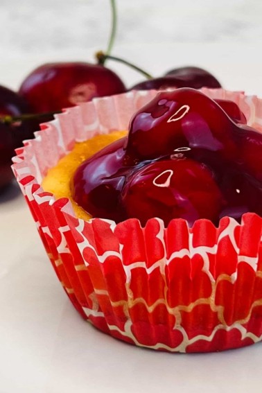 mini cherry cheesecake with fresh cerries