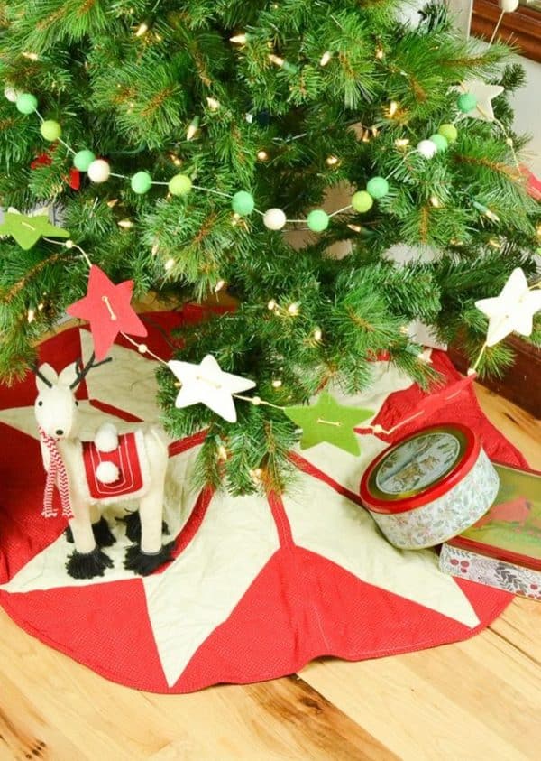 Image shows a quilted fair isle christmas tree skirt.