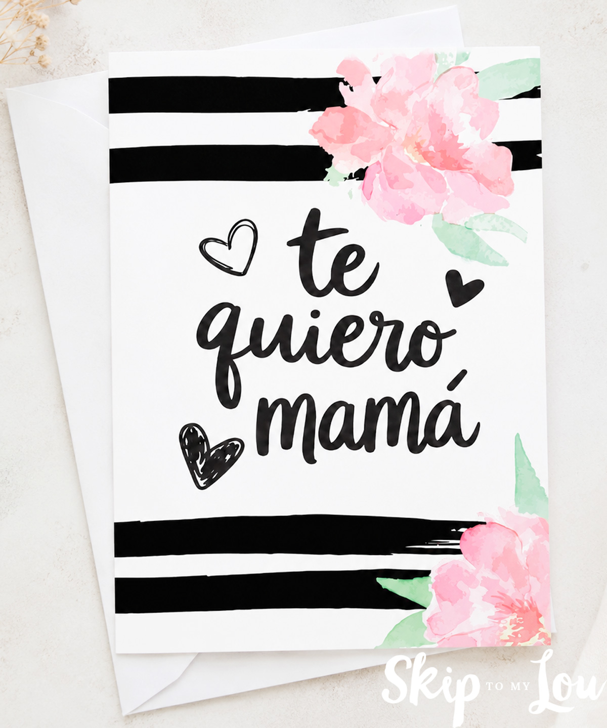 Free printable Te quiero mamá Mother’s Day card in Spanish on a white envelope.