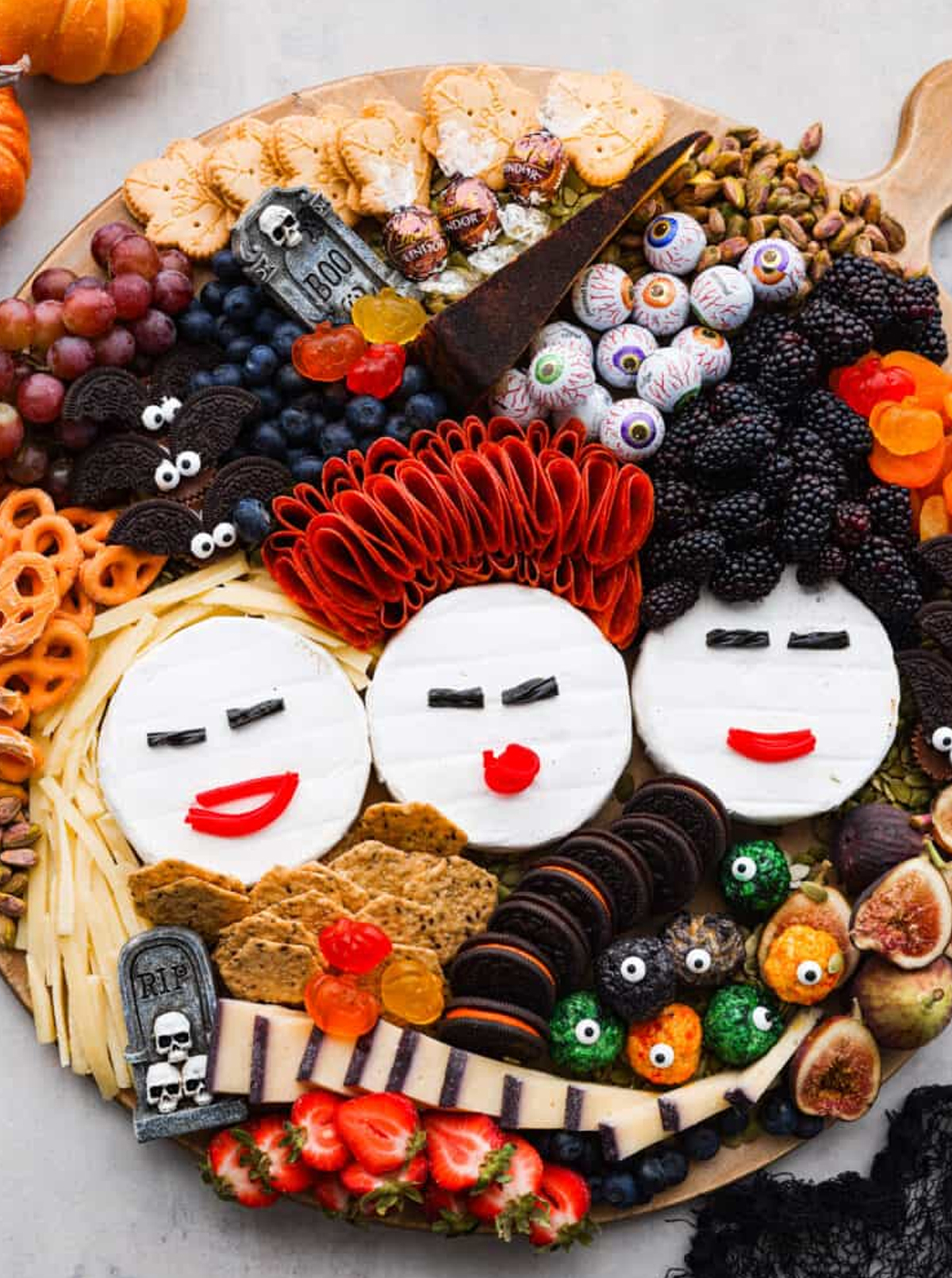 Oreos, fruit, meats, cheese, candy, and nuts fill The Recipe Critic's Hocus Pocus board.