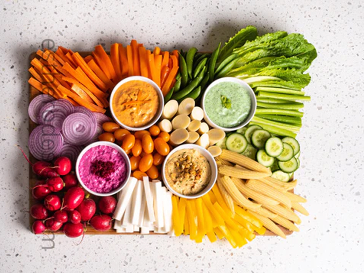 Esther o design created a rainbow charcuterie board idea with veggies like onions, carrots, corn, and more.