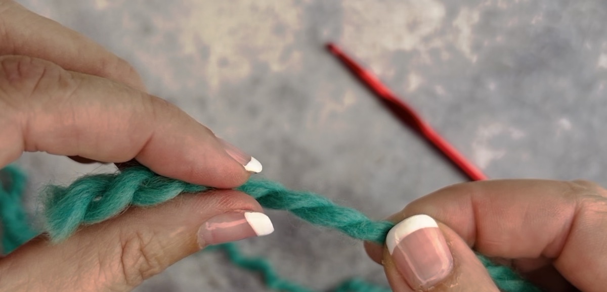 How to make a slip knot using your hands, step 1, grab the two ends with your thumbs and index fingers