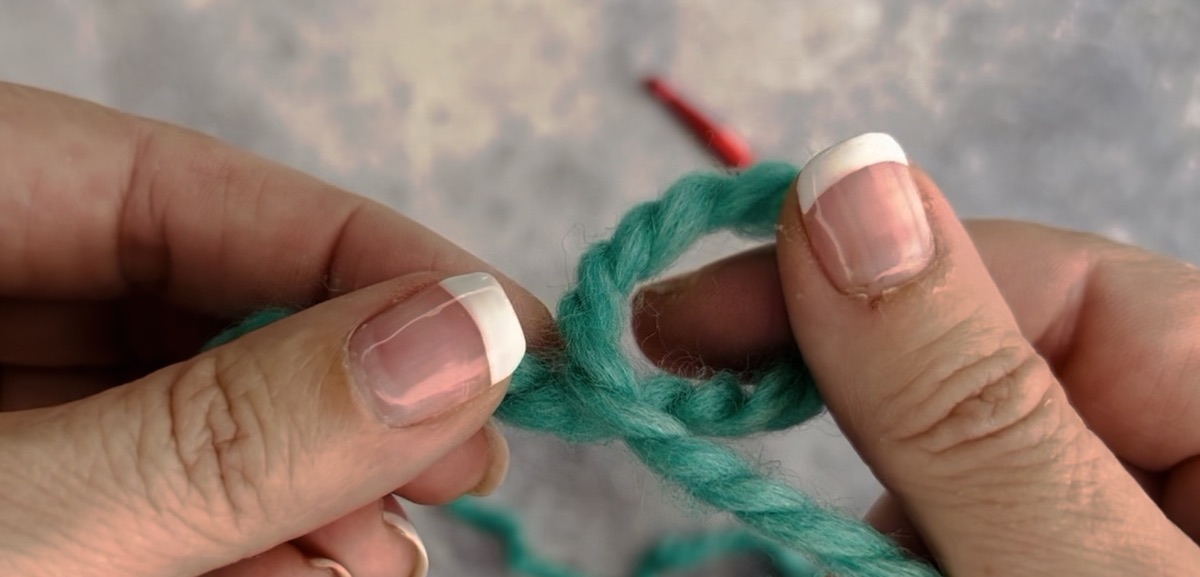 How to make a slip knot using your hands, step 2, create a loop that is not too tight