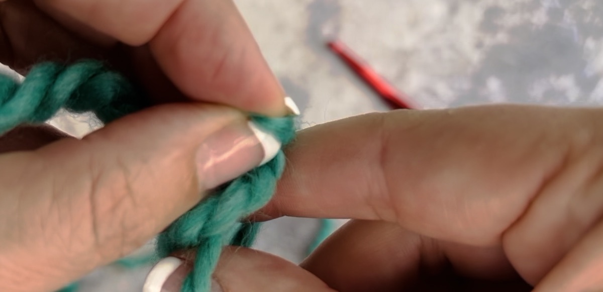 How to make a slip knot using your hands, step 3, pull through the loop