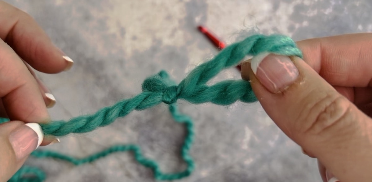 How to make a slip knot using your hands, step 4, pull tightly from both ends