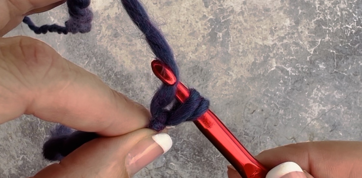 Second step to create a chain crochet - pull the knot