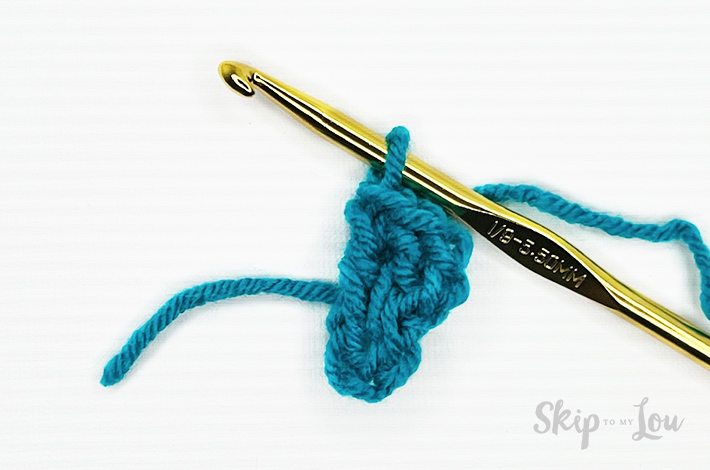 First step to make a granny square, start with a chain stitch center ring. Blue yarn, tutorial from skip to my lou