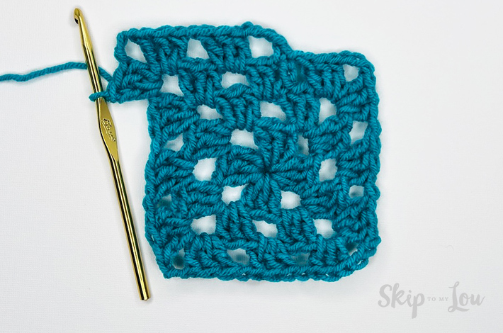 Fourth step to make a granny square, fourth round. Blue yarn, tutorial from skip to my lou