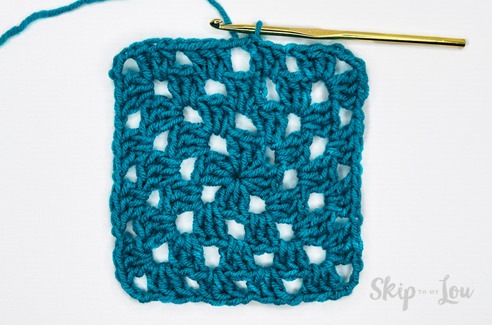 Fourth step to make a granny square, close the fourth round. Blue yarn, tutorial from skip to my lou