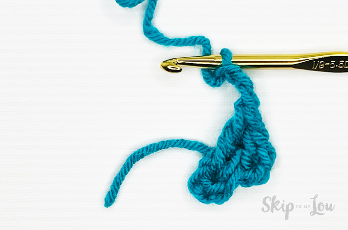 Second step to make a granny square, first round. Blue yarn, tutorial from skip to my lou