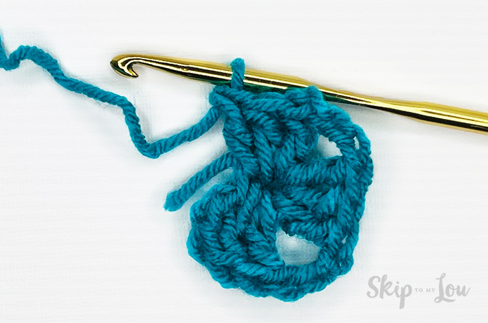 Second step to make a granny square, first round. Blue yarn, tutorial from skip to my lou