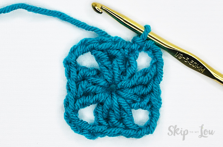 Second step to make a granny square, close the first round. Blue yarn, tutorial from skip to my lou