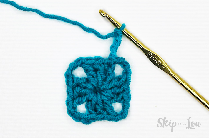 Third step to make a granny square, second round. Blue yarn, tutorial from skip to my lou