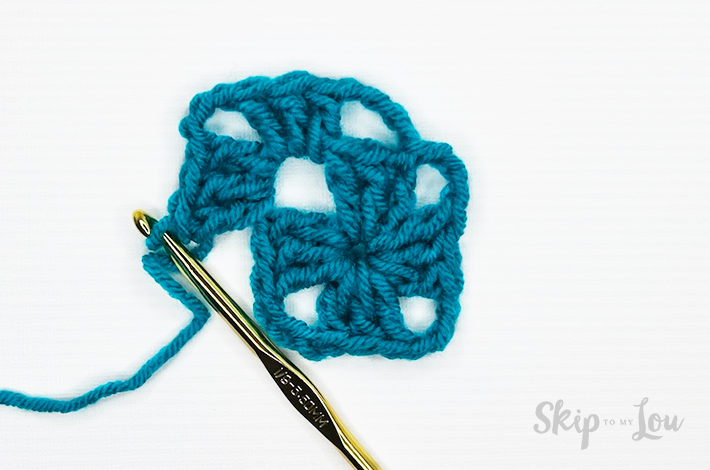 Third step to make a granny square, second round. Blue yarn, tutorial from skip to my lou