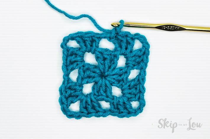 Third step to make a granny square, close the second round. Blue yarn, tutorial from skip to my lou