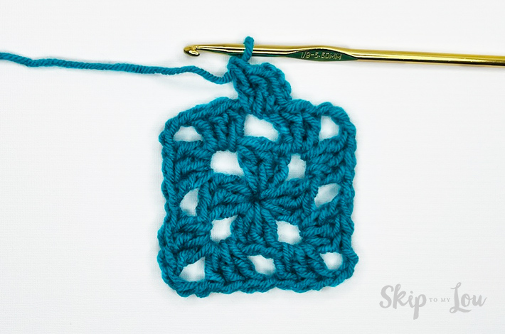 Third step to make a granny square, third round. Blue yarn, tutorial from skip to my lou