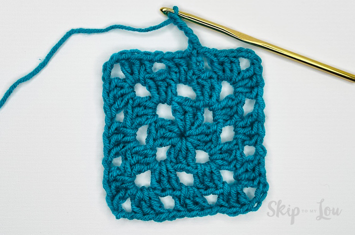 Third step to make a granny square, third round. Blue yarn, tutorial from skip to my lou