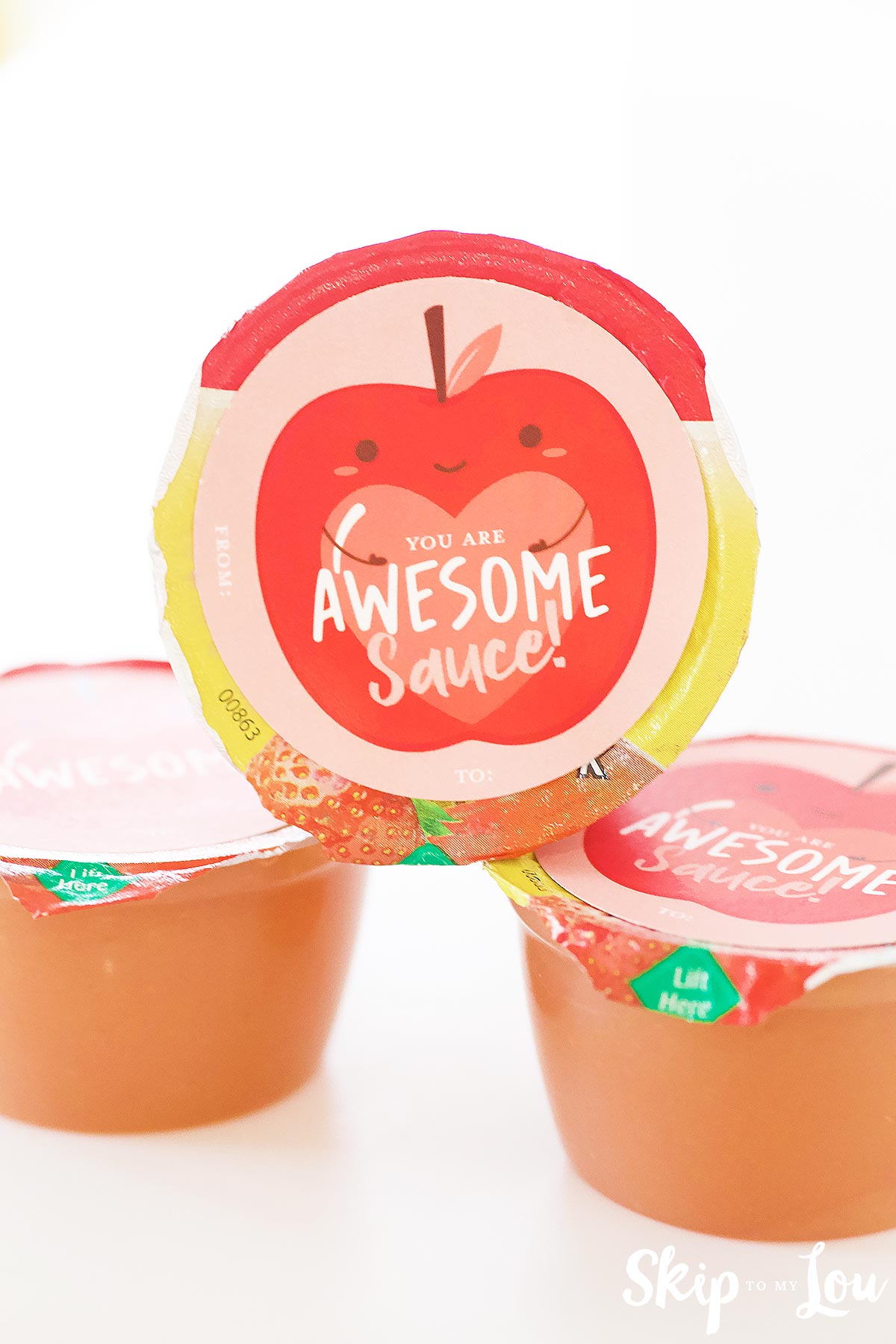 indiviual applesauce cups with cut tags that says your awesomesauce
