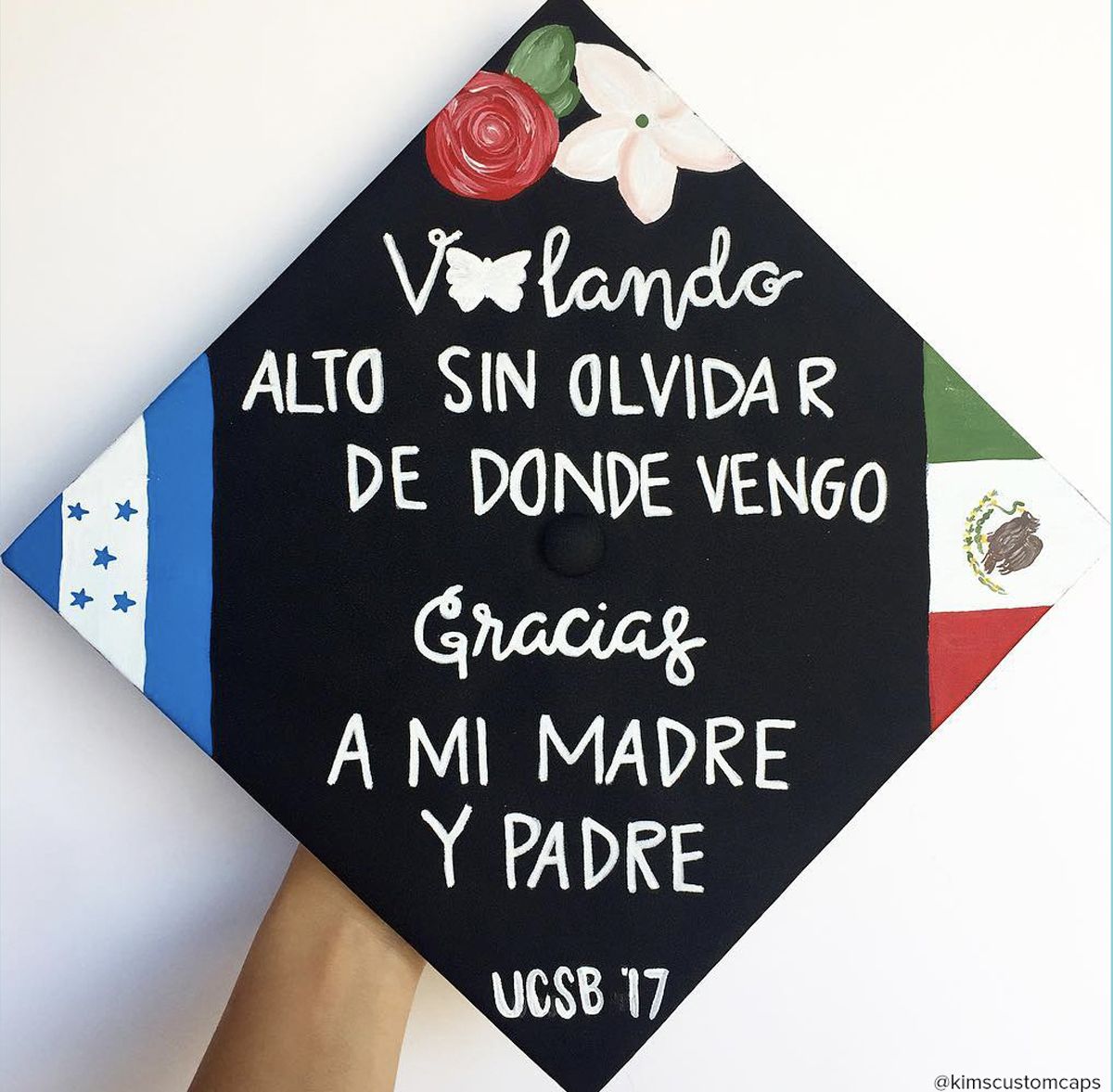 Graduation cap with the honduras and Mexican flag and quote that says "Volando alto sin olvidar de donde vengo gracias a mi madre y padre"