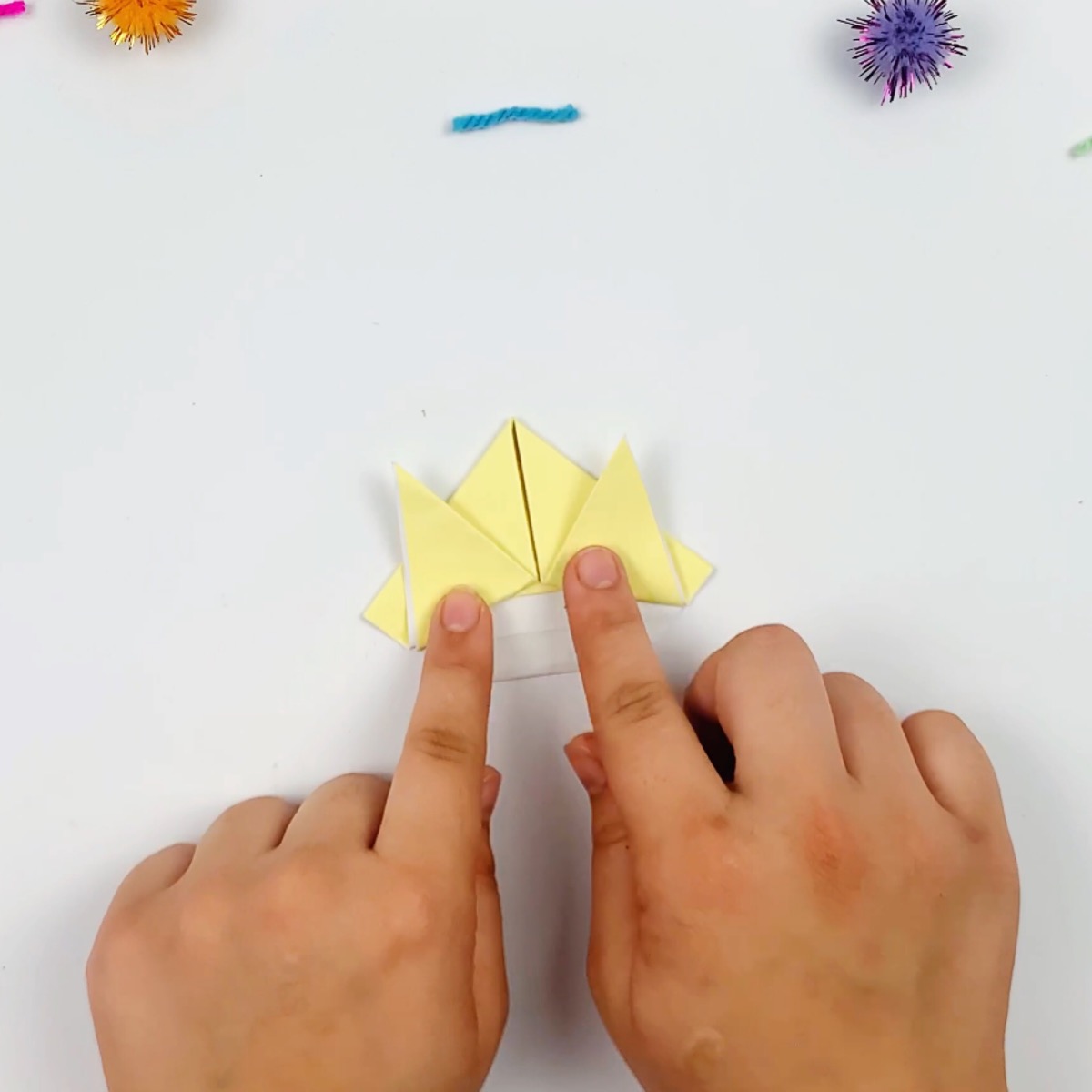 Both sides must be folded so that the origami cat's two ears are equal in size.