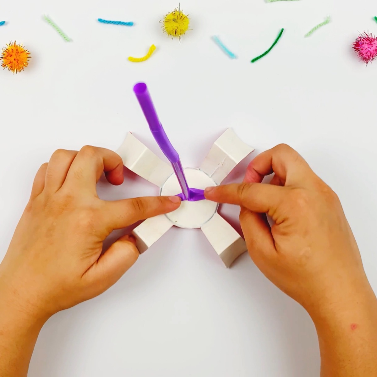 Glue the straw to the paper cup mechanical claw.