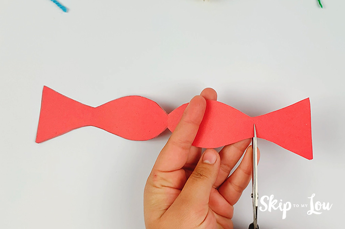 Cutting two snips on the left and right side of the fish tail to connect the bow tie.