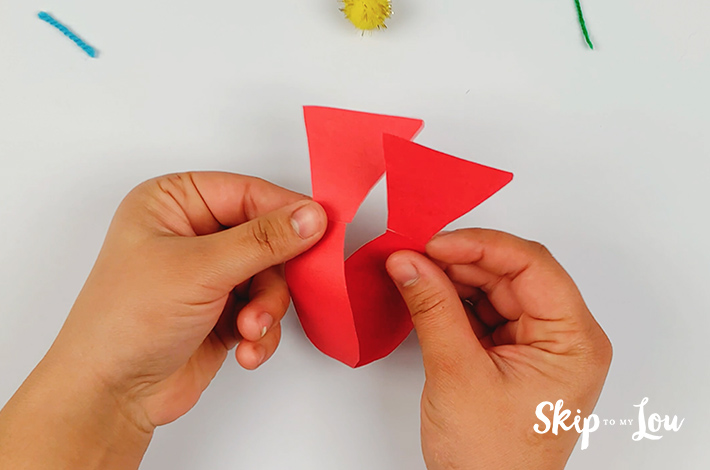 Connecting the two fish tails together via the two snips.