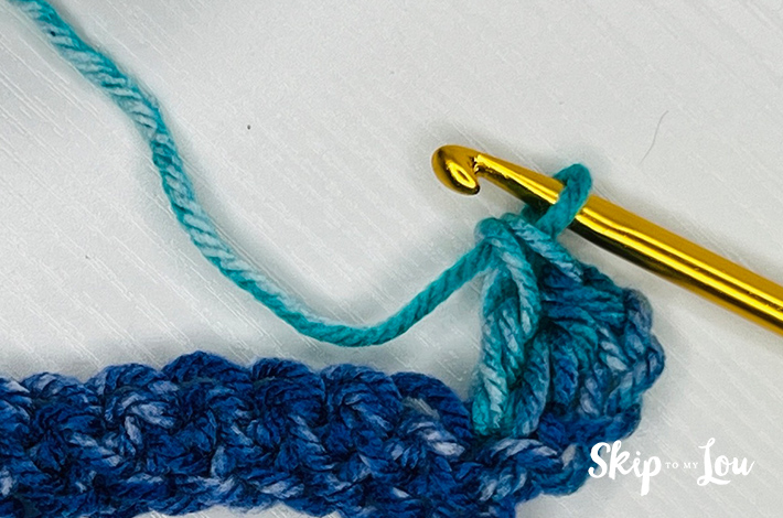 Step 2.1 – Chain 3, then work 2 treble crochets.